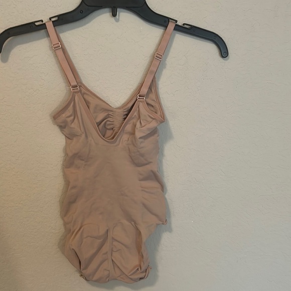 SKIMS BODYSUIT SHAPEWEAR NWOT XL - Picture 3 of 4